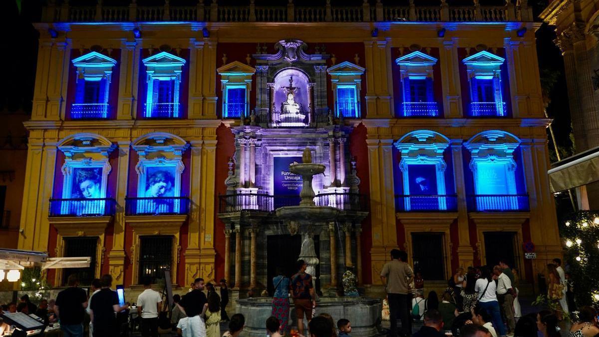 Fachada del Centro Cultural Fundación Unicaja de Málaga iluminado de azul para apoyar al Málaga CF.