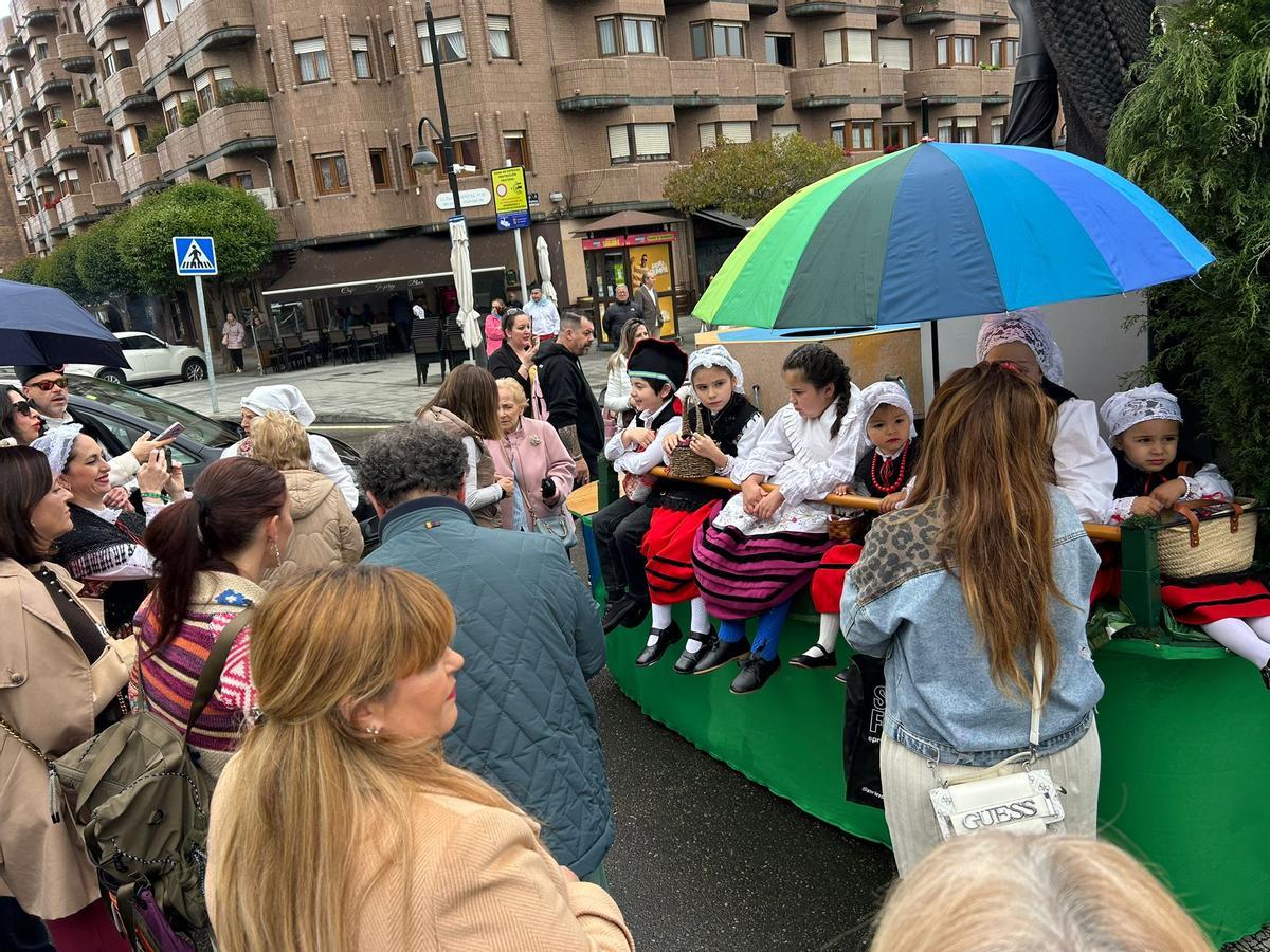 EN IMÁGENES: Castrillón se vuelca con la cabalgata de carrozas y xarrés