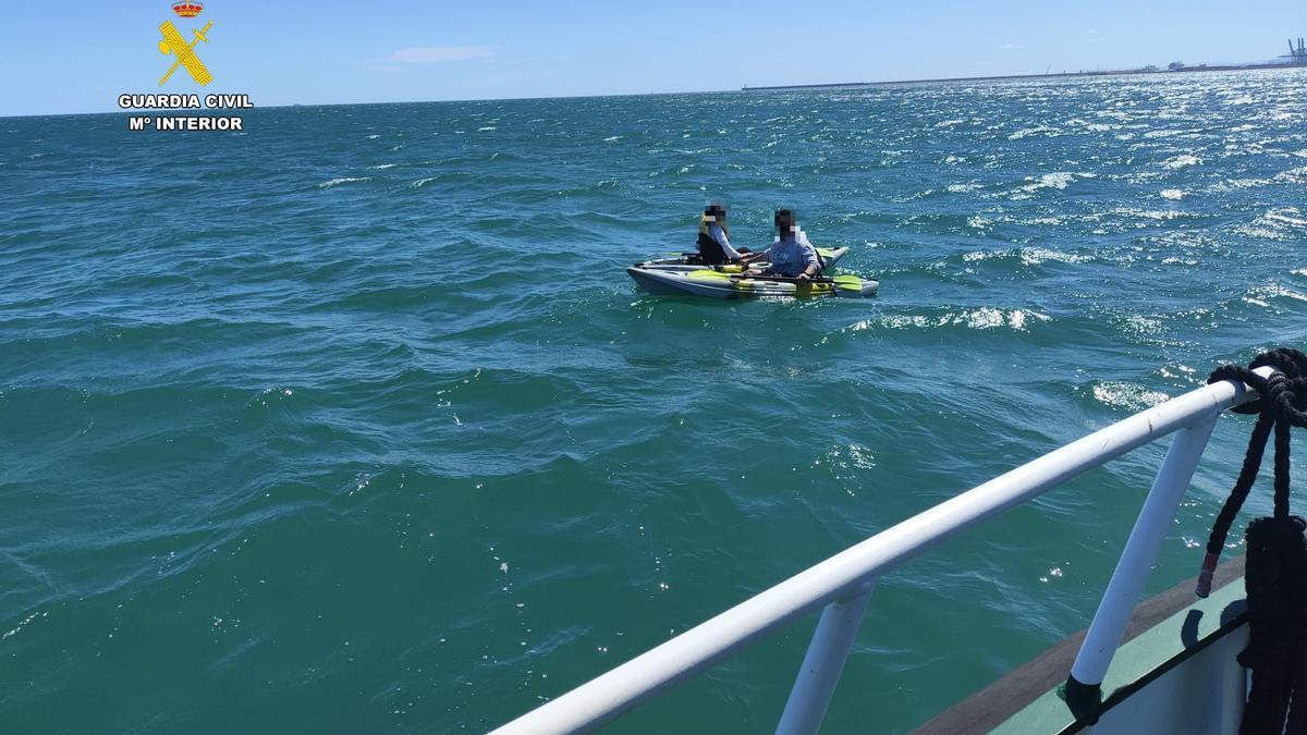 Los dos rescatados de sendos kayak iban a la deriva.