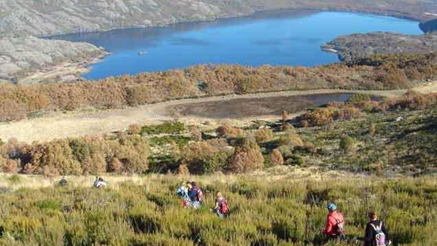 Un grupo de senderistas recorre la sierra dando vista al Lago de Sanabria.