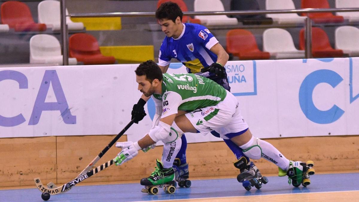 Franco Platero protege una bola en un partido frente al Taradell en la temporada 2019-20.
