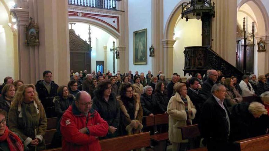 Asistentes, ayer, al funeral por Jorge Jardón, en la iglesia de Santa María de la Barca, en Navia.