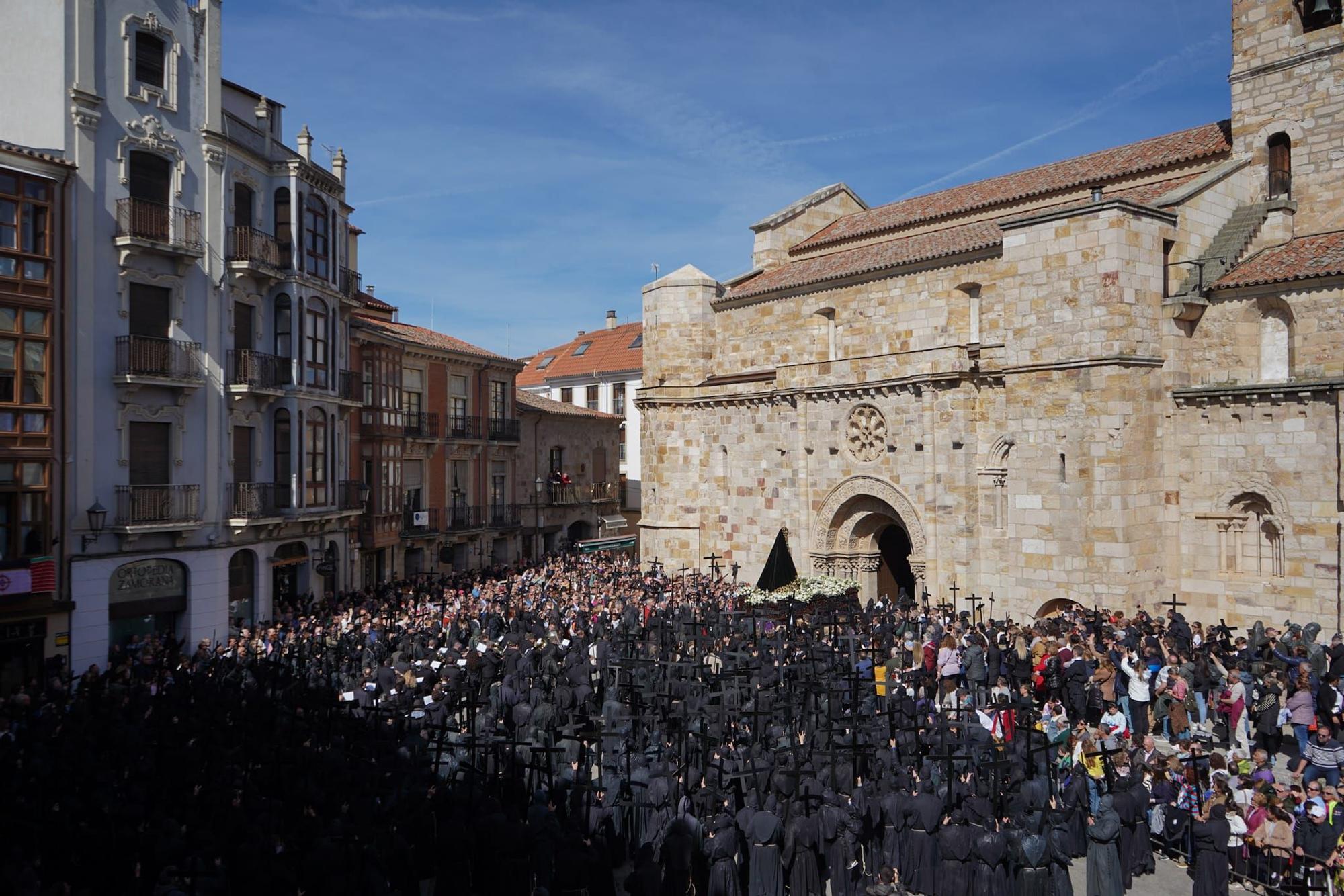 GALERÍA | Zamora arropa así a la procesión del Jesús Nazareno en la Plaza Mayor