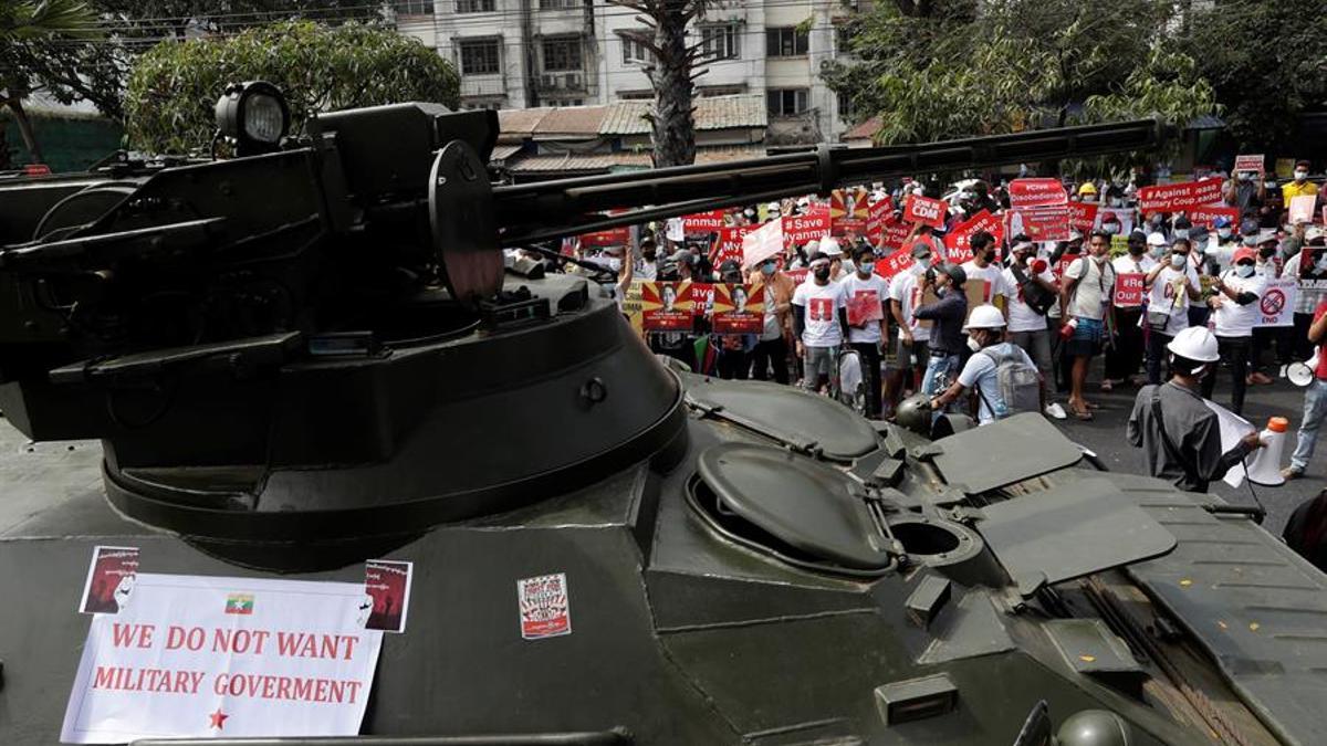 Protestas en Birmania con tanques en las calles.