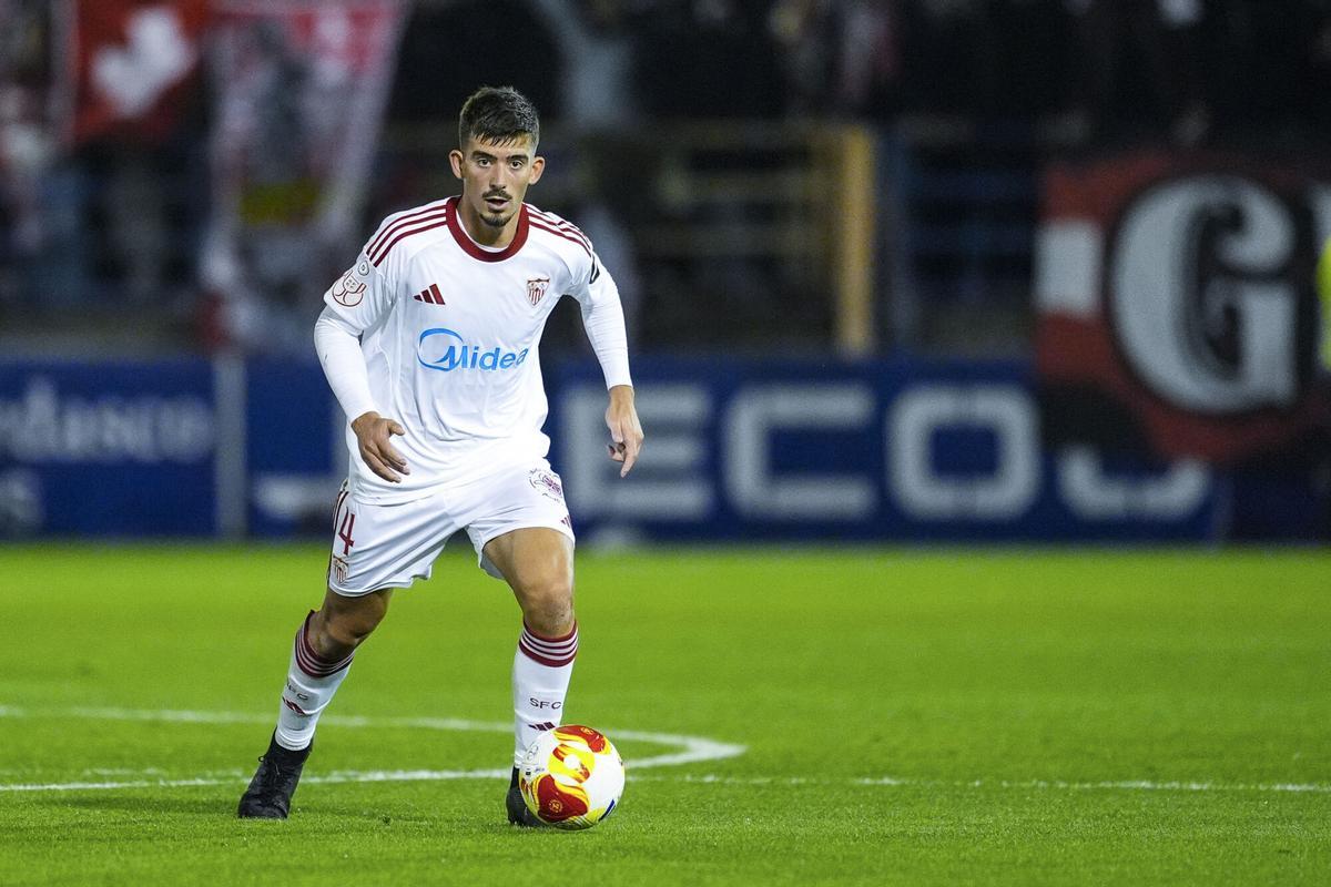 Kike Salas of Sevilla FC in action during the Copa del Rey, second round, football match played between CD Extremadura 1924 and Sevilla FC at Francisco de la Hera stadium on December 4, 2025, in Extremadura, Spain. AFP7 04/12/2025 ONLY FOR USE IN SPAIN. Joaquin Corchero / AFP7 / Europa Press;2025;SOCCER;SPORT;ZSOCCER;ZSPORT;CD Extremadura 1924 V Sevilla FC - Copa Del Rey;
