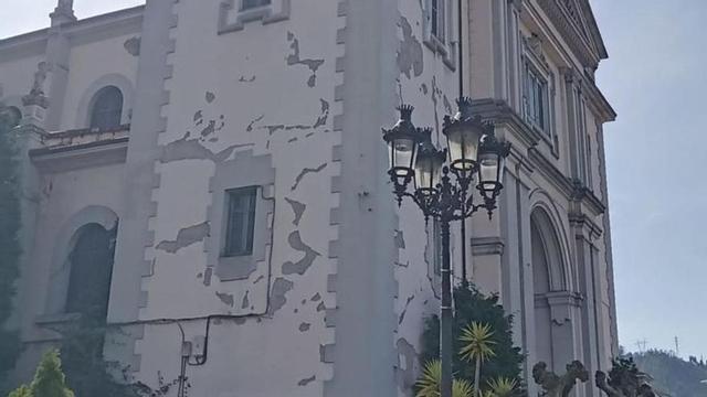El muy deteriorado frontal de la iglesia mierense. | D. M.