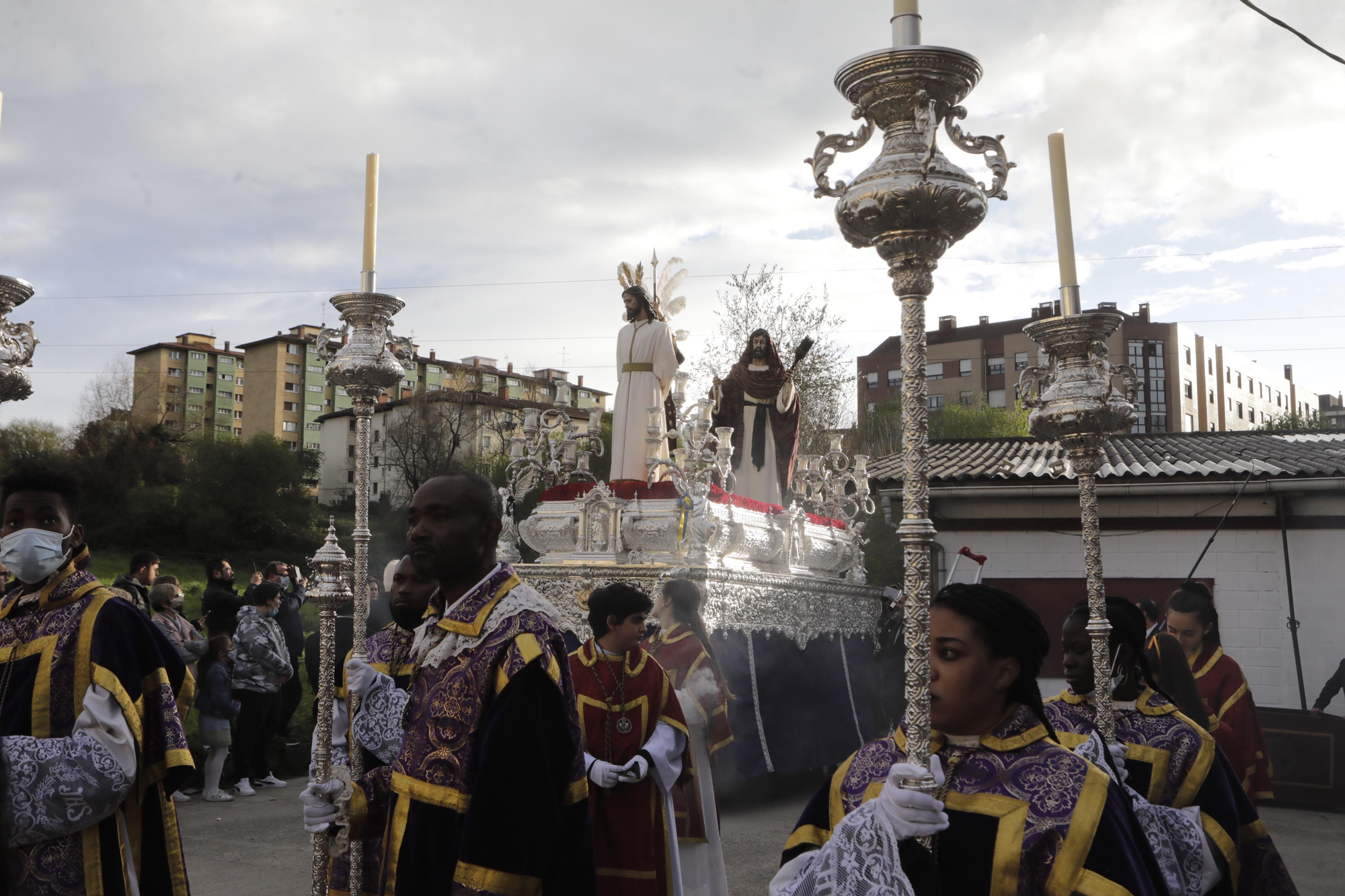 Los Estudiantes llevan al Señor de la Sentencia desde el cielo al Paraíso