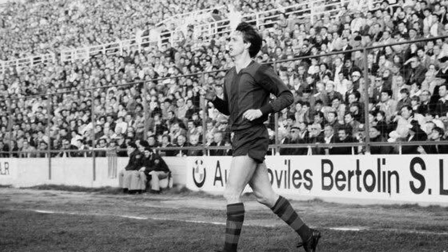 Johan Cruyff, con la camiseta del Levante UD.