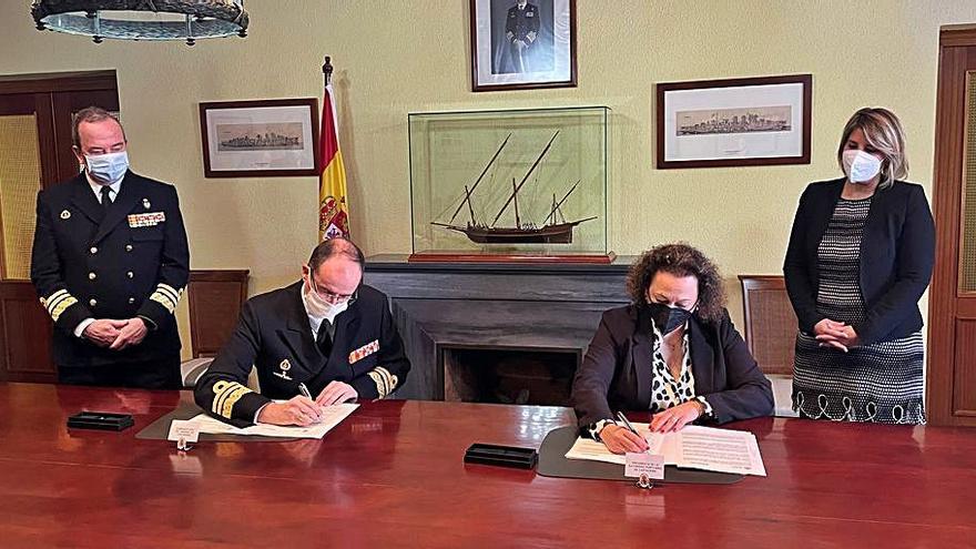 Muñoz y de la Puente firman el convenio de colaboración.