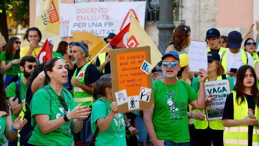 Huelga de profesores en València: Concentración en la plaza de la Virgen