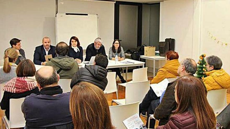 Reunión informativa que se celebró ayer en el centro cívico para presentar el proyecto de recogida de orgánicos.