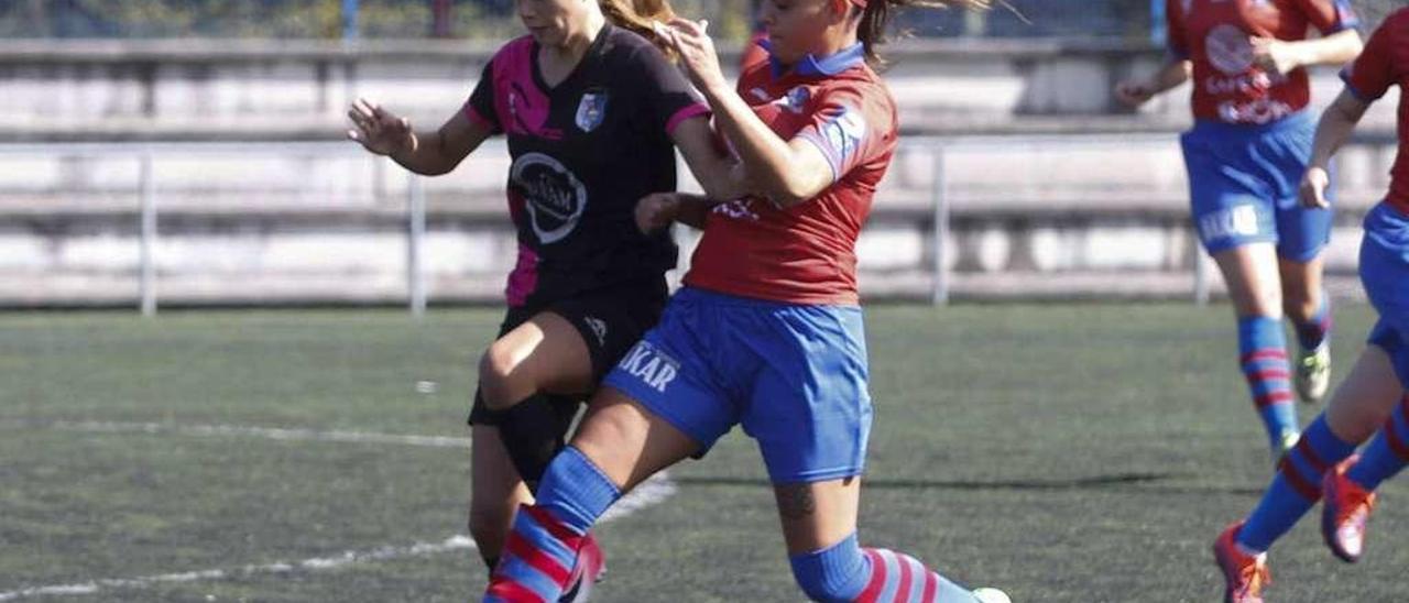 Una acción del duelo entre el Femiastur y el Gijón Fútbol Femenino de esta temporada.