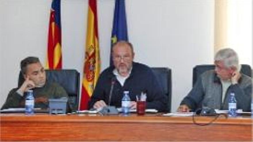 El edil Manolo Segarra, junto al alcalde y el secretario.