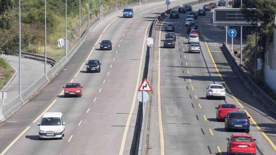 Tráfico de entrada y salida a Vigo en la autovía A-55, que destaca por su elevada siniestralidad. // C. G.