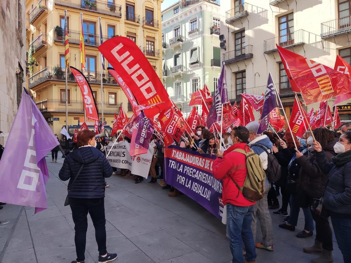 Manifestación del sector de la limpieza, a las puertas del Palau de la Generalitat.