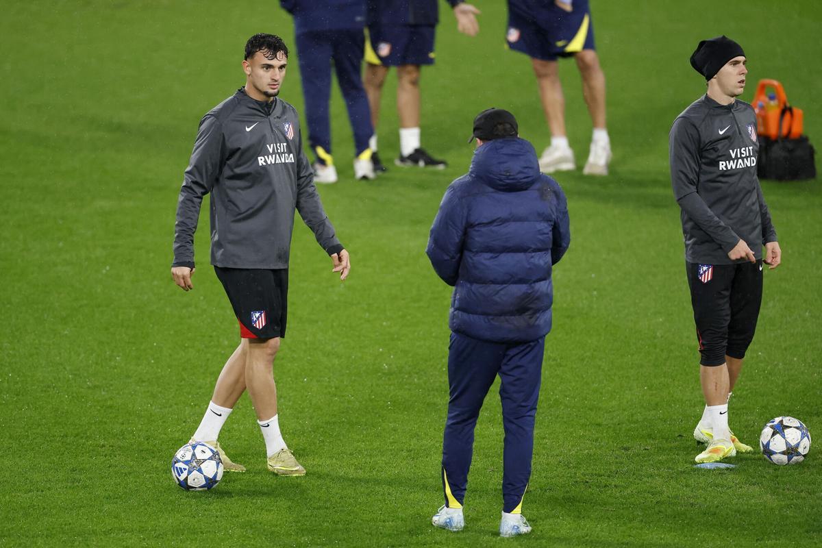 Eindhoven (Netherlands), 08/12/2025.- Marc Pubill (L) of Atletico de Madrid attends a training session, in Eindhoven, the Netherlands, 08 December 2025. Atletico de Madrid will face PSV Eindhoven in their UEFA Champions League soccer match on 09 December. (Liga de Campeones, Países Bajos; Holanda) EFE/EPA/MAURICE VAN STEEN