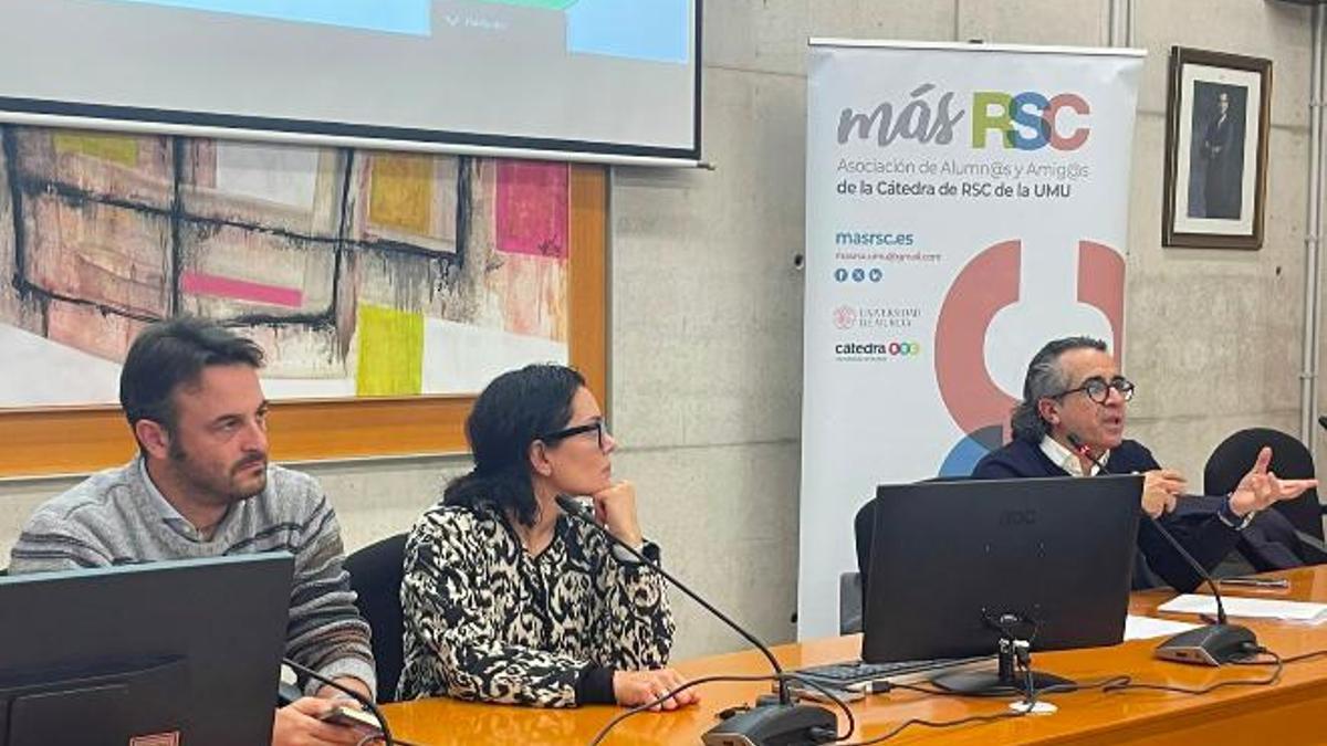 De izquierda a derecha; Rafael Paz, Amelia Pérez y Francisco J. Bastida, de la junta directiva de Más RSC.