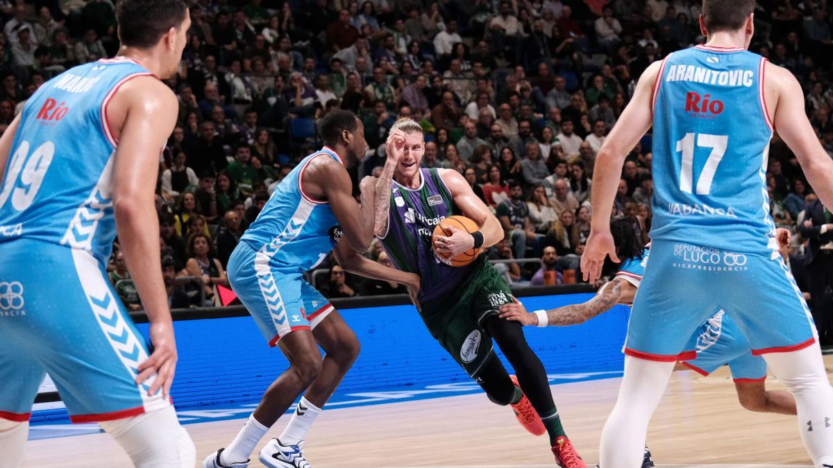 Imagen del partido entre el Unicaja y el Breogán en el Carpena.