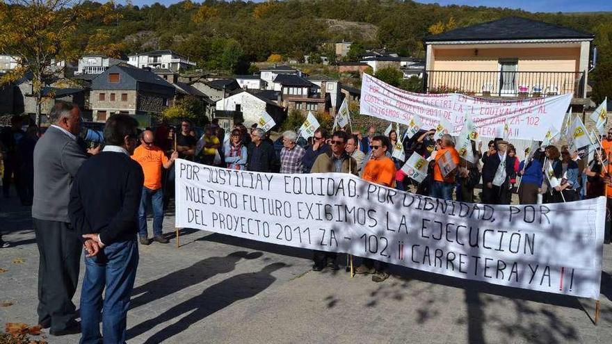 Protesta en Porto de Sanabria reclamando el arreglo de la carretera.