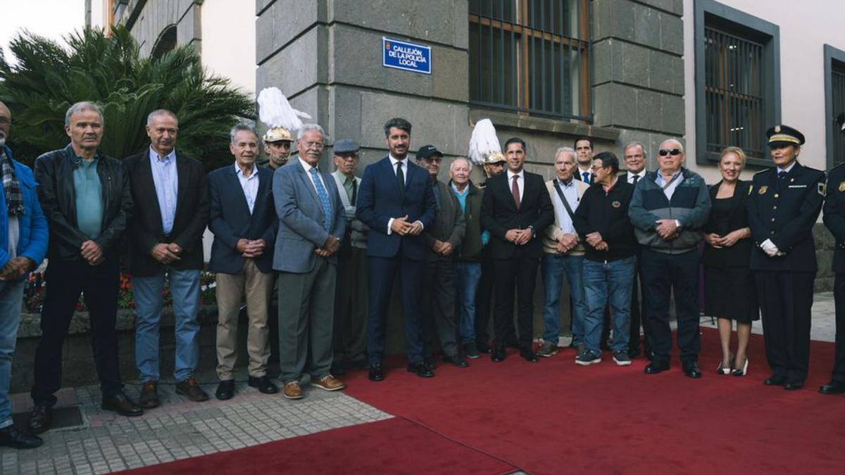 Representantes del Ayuntamiento y de la Policía, y antiguos agentes.