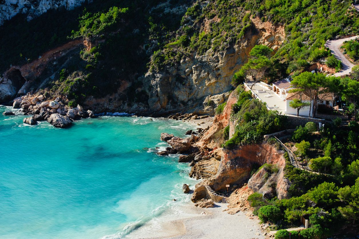 Si buscas aguas color turquesa, la Cala Granadella es todo lo que quieres.