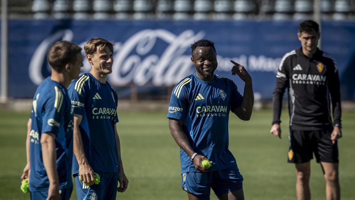 Agada sonríe durante una sesión de entrenamiento con Dani Gómez y Cumic a su lado.