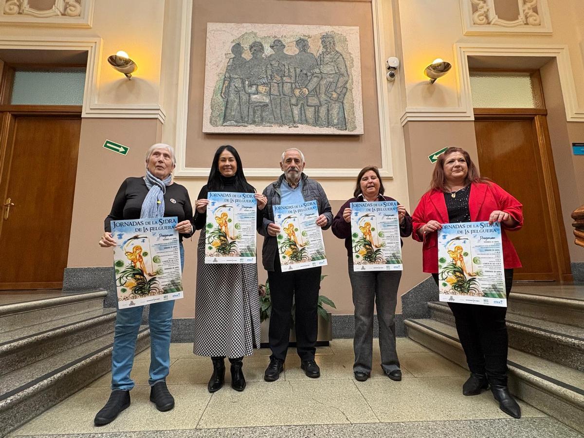 Por la izquierda, Angelita Cueva, Aida Antuña, Juan José Vega Fanjul, Sandra Zapico y Liliana Mate durante la presentación de las jornadas de la sidra de La Felguera