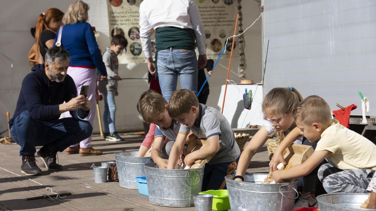 La infancia disfruta de una actividad tradicional.