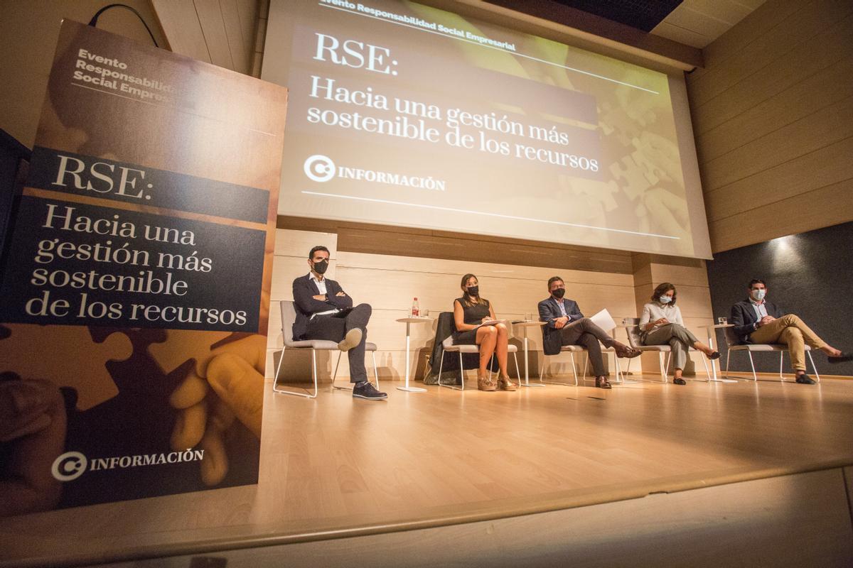 Los participantes durante el turno de preguntas.