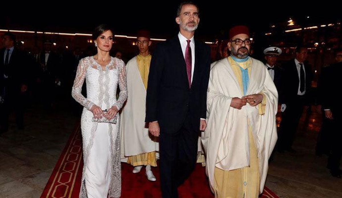 La Reina Letizia deslumbra en Marruecos con un 'caftán' con aires nupciales