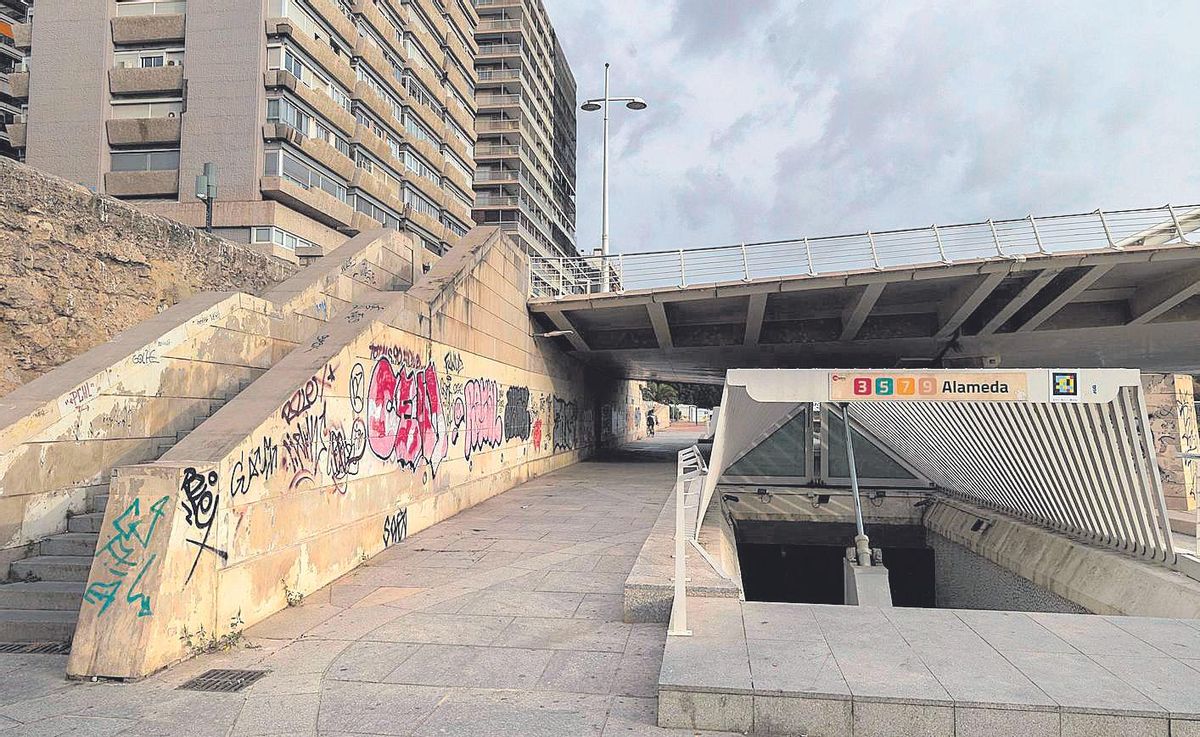 Pintadas en el puente de la Exposición.