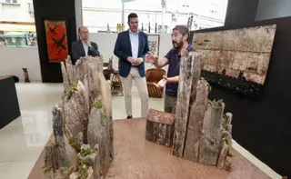 El conselleiro de Cultura visita la exposición «O camiño das bateas»