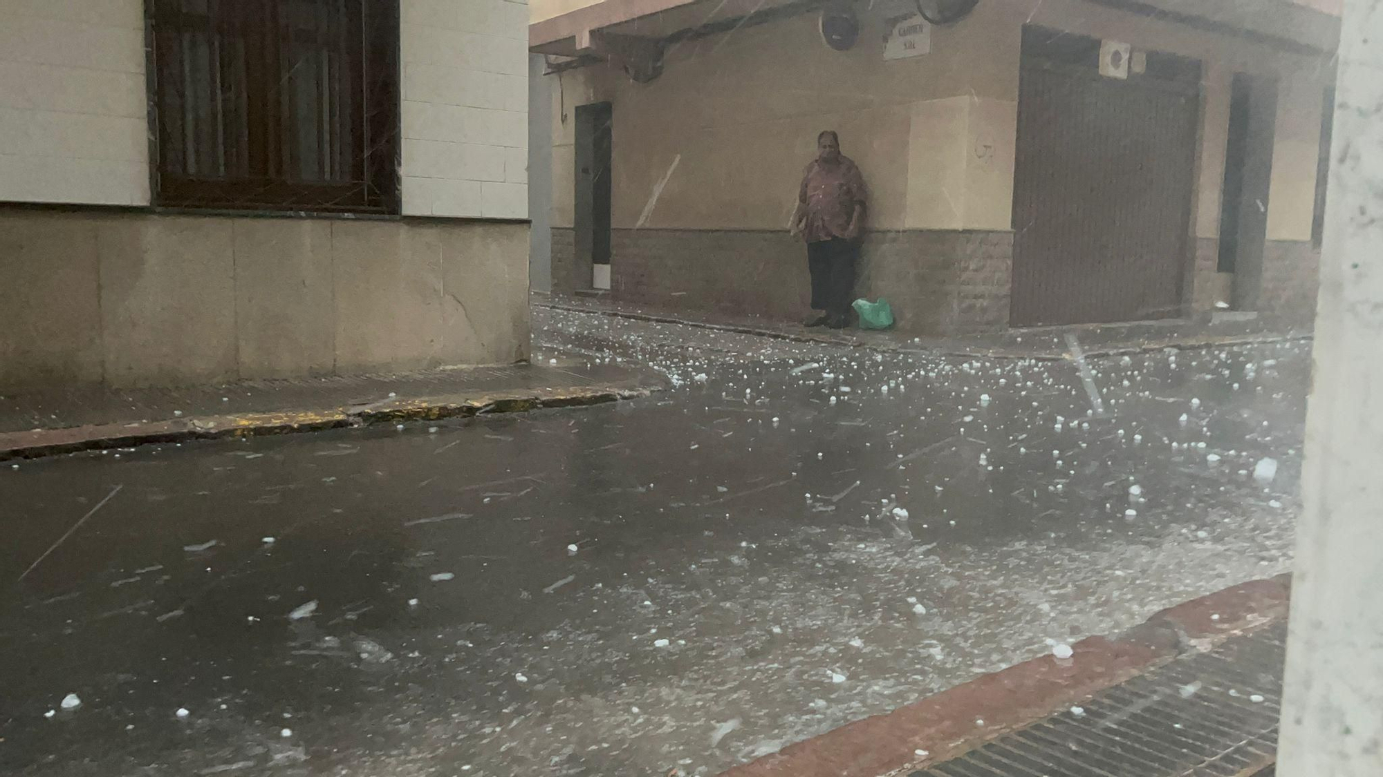Un hombre se refugia durante la granizada en Nules