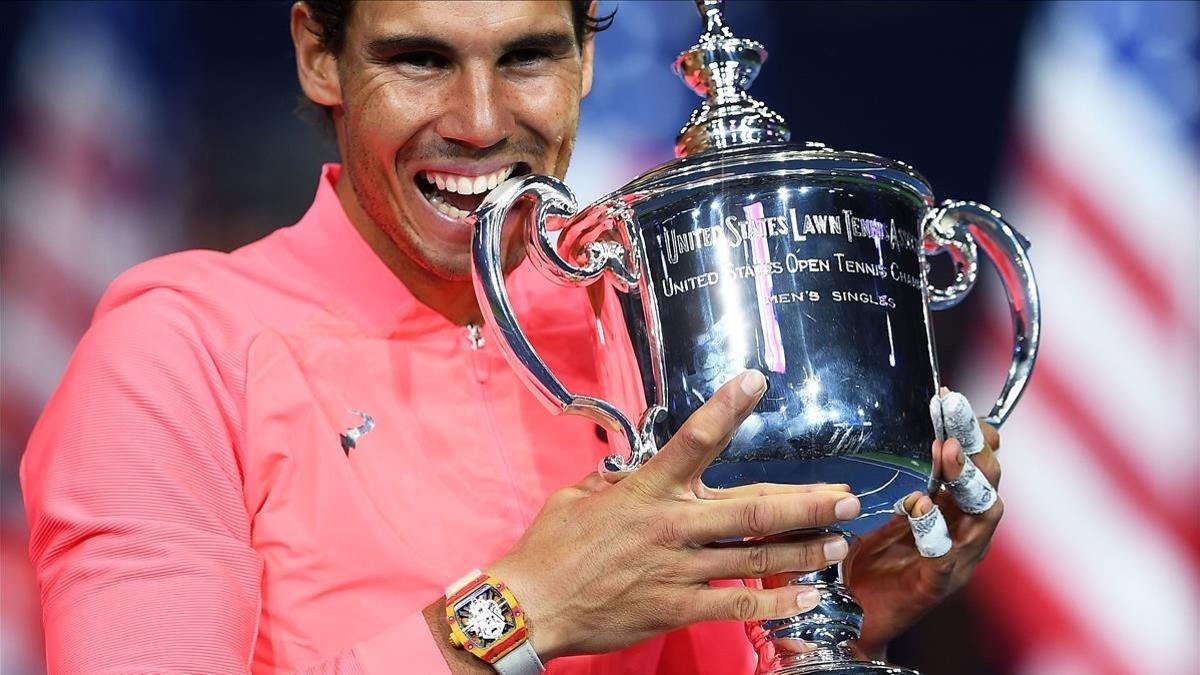 rpaniagua40058105 topshot   spain s rafael nadal poses with his winning trophy170911210340