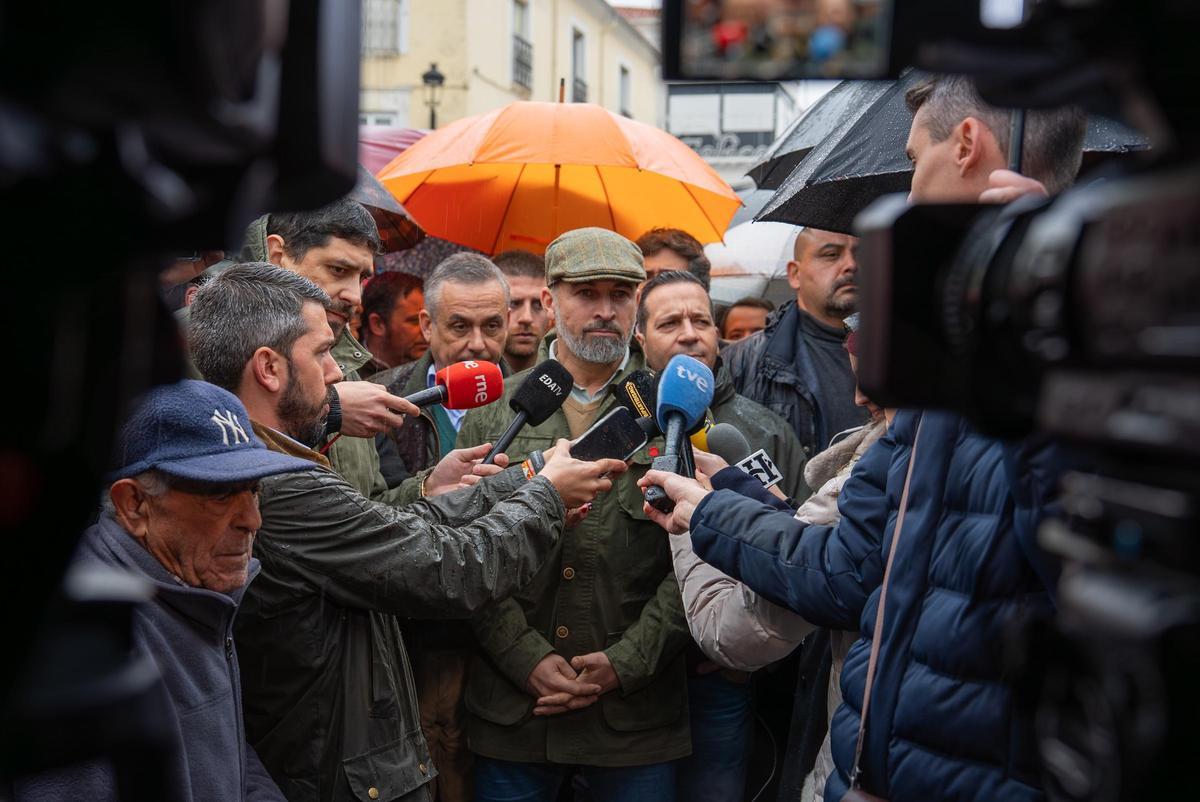 Santiago Abascal atiende a los medios este viernes en Valencia de Alcántara.