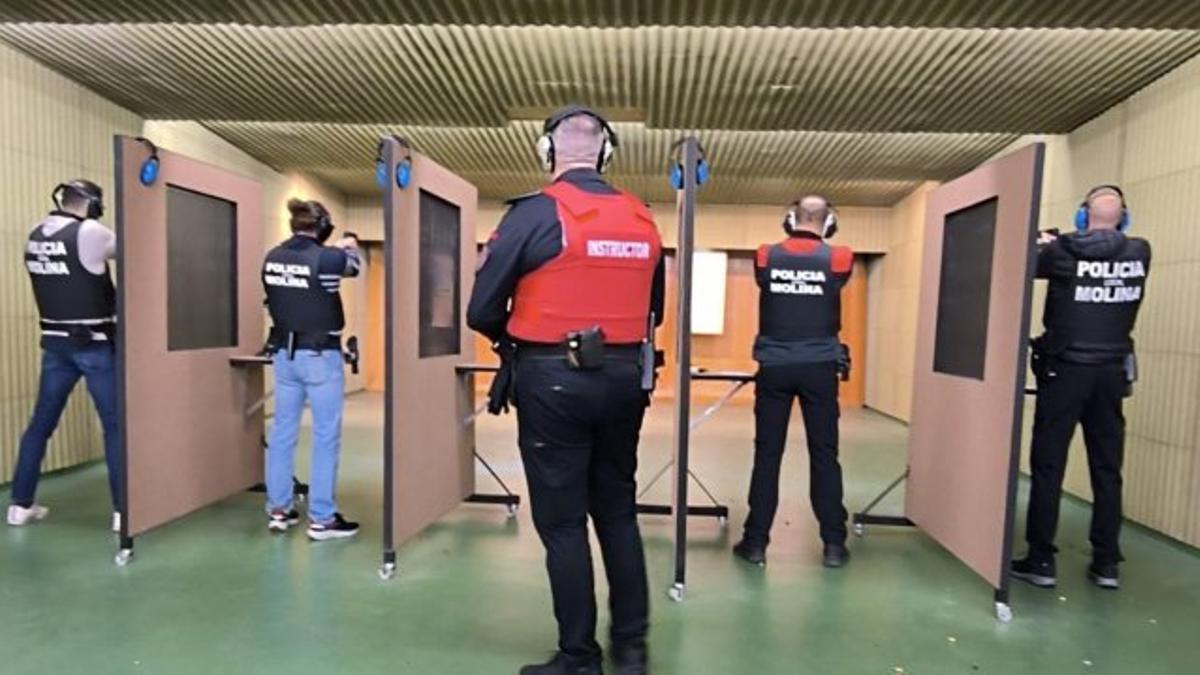 Agentes de la Policía Local de Molina de segura, en una sala de tiro.