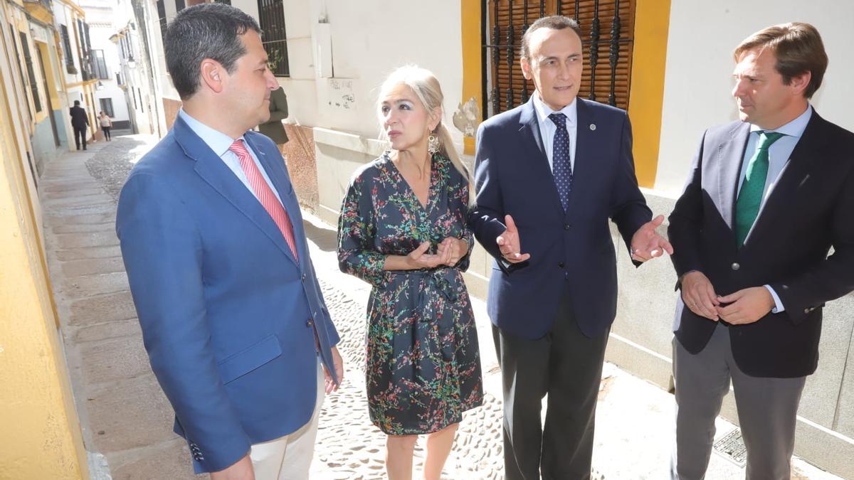 José María Bellido, Patricia del Pozo, José Carlos Gómez Villamandos y Antonio Repullo, a las puertas del Archivo Provincial.