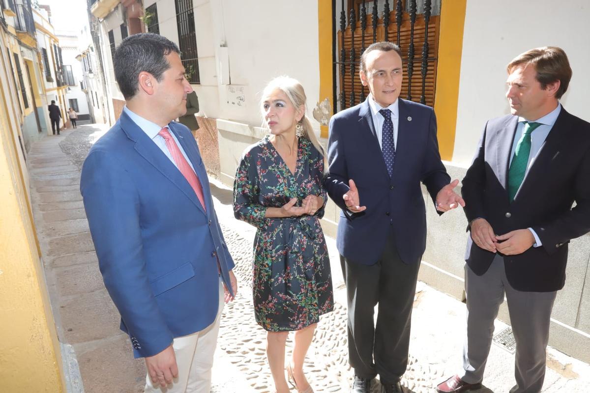 José María Bellido, Patricia del Pozo, José Carlos Gómez Villamandos y Antonio Repullo, a las puertas del Archivo Provincial.