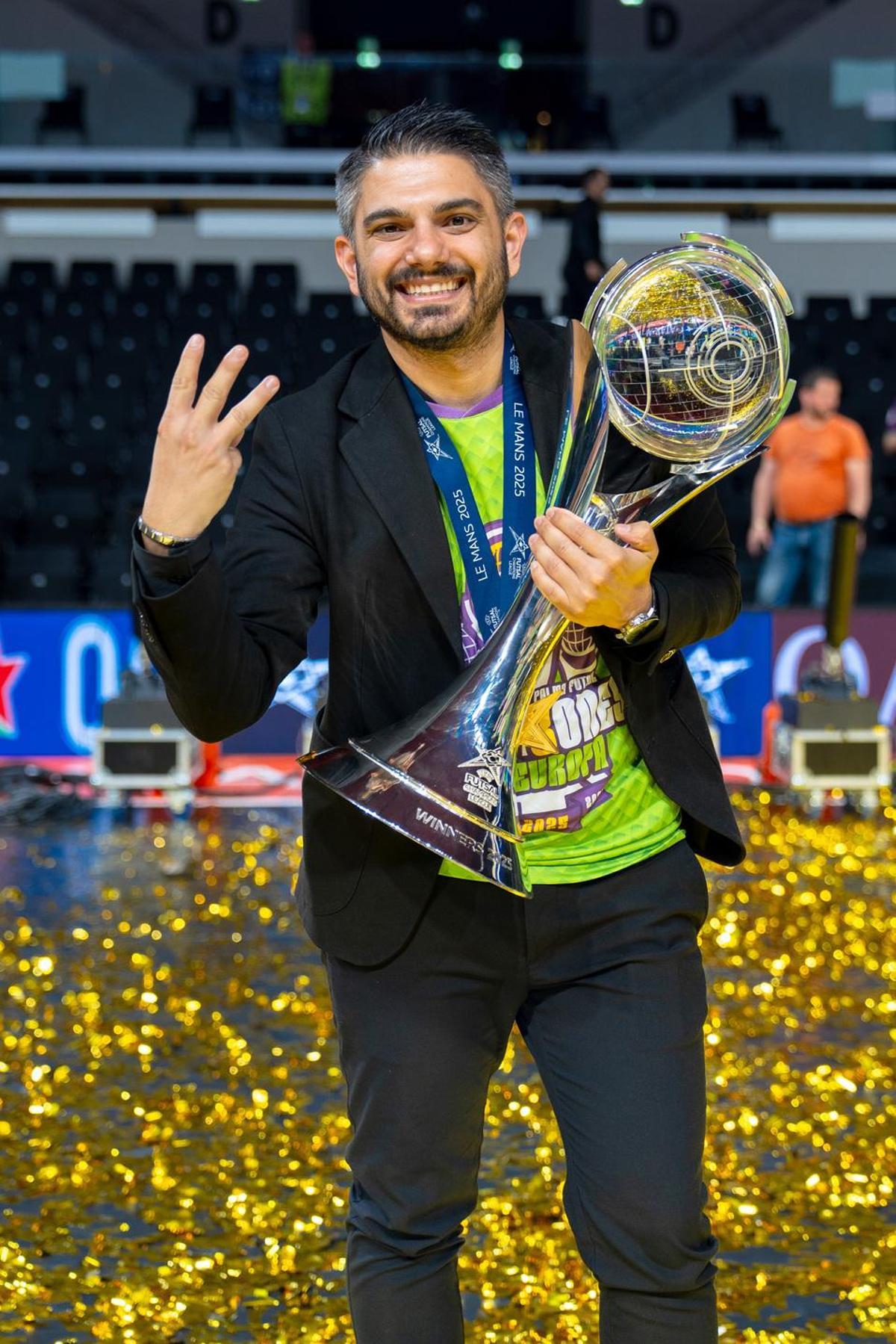 El vigués Martín López, con la tercera Champions ganada por Palma.