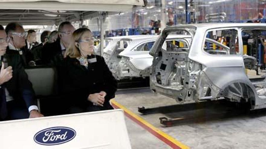 La ministra Pastor, en su visita a la factoría Ford de Almussafes junto a Fabra, ayer.