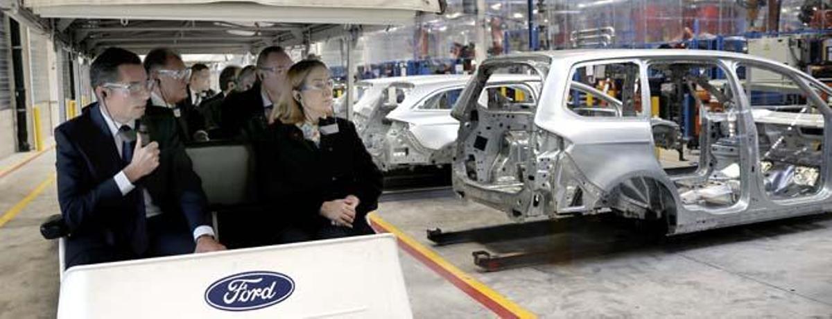 La ministra Pastor, en su visita a la factoría Ford de Almussafes junto a Fabra, ayer.