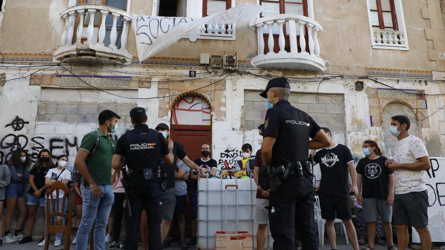 Paralizan el desahucio de 50 personas en la Creu Coberta por la presión vecinal