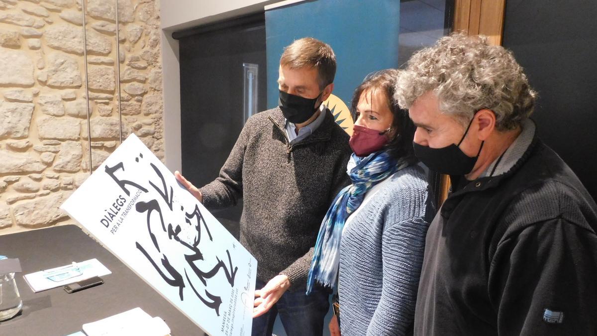 Calmet, Serra  i Pérez amb el cartell obra del pintor Frederic Amat