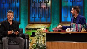 El actor Eduard Fernández habla con David Broncano en el programa La revuelta.