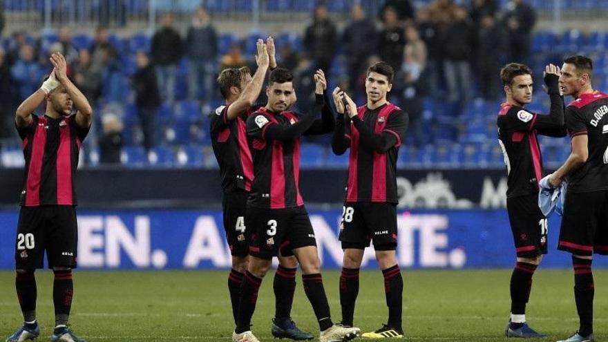 Los jugadores del Reus, aplaudidos en La Rosaleda, tras gana a los malagueños por 0-3 en su penúltimo partido en LaLiga 123.