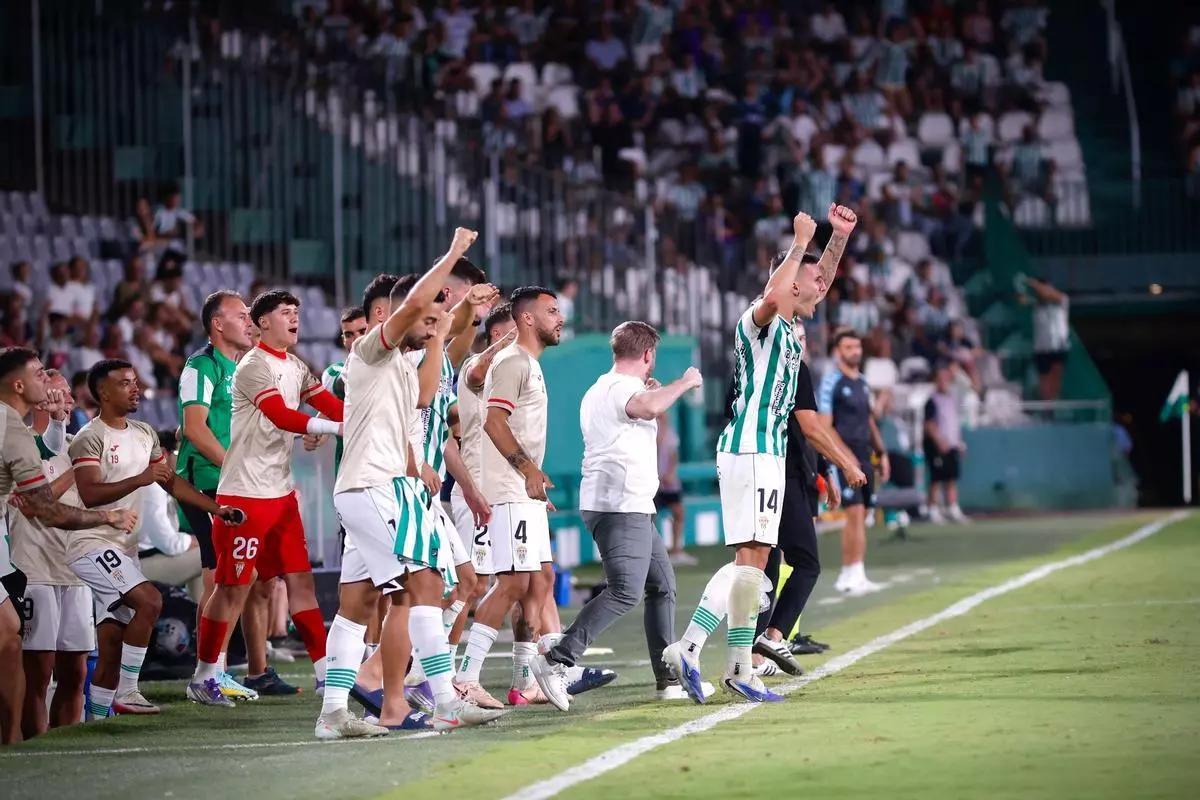 Los futbolistas del Córdoba CF celebran su triunfo ante el Castellón, en la cuarta jornada.