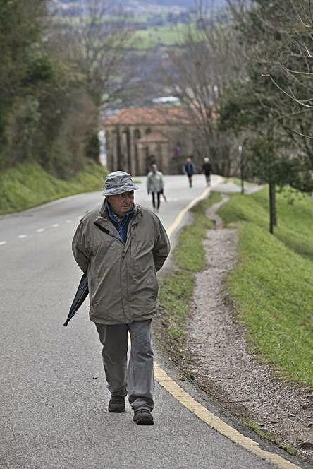 Paseantes en el Naranco