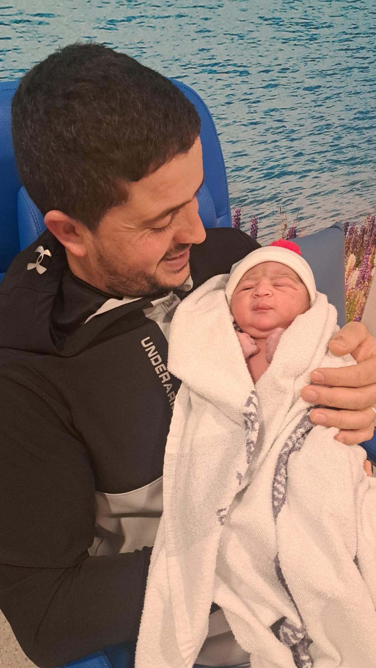 El padre, con la pequeña.