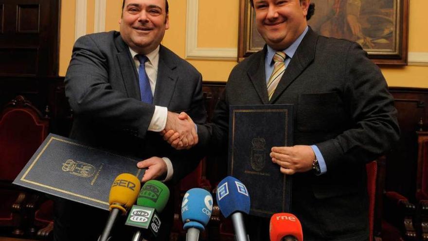 Agustín Iglesias Caunedo, a la izquierda, y Jorge Menéndez Vallina, ayer, en el Ayuntamiento.