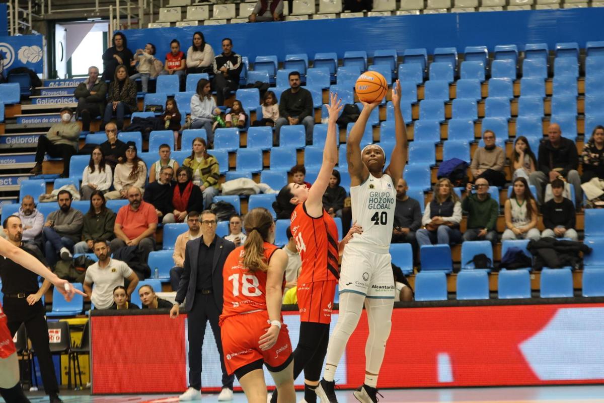 Jasmine Walker lanza a canasta en el Durán Ensino-Hozono Global Jairis